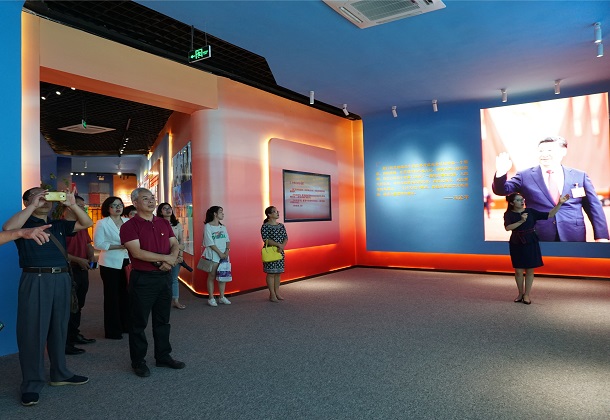 02参观特区纪念馆.JPG