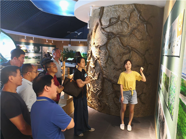 科研宣教中心内部参观.jpg
