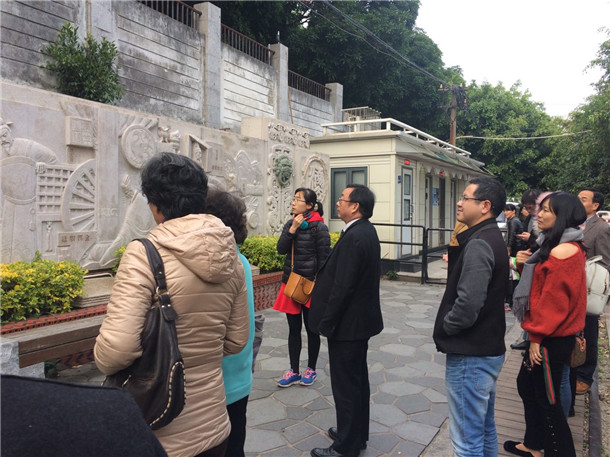 (思明区纪委同志在“廉峰浩气法 治文化浮雕墙”前讲解).jpg