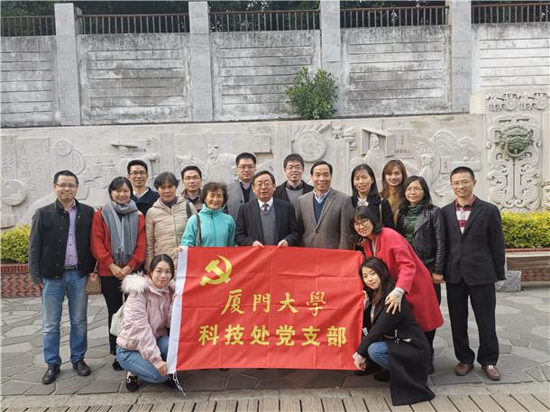 (“廉峰浩气法治文化浮 雕墙”前合影).jpg