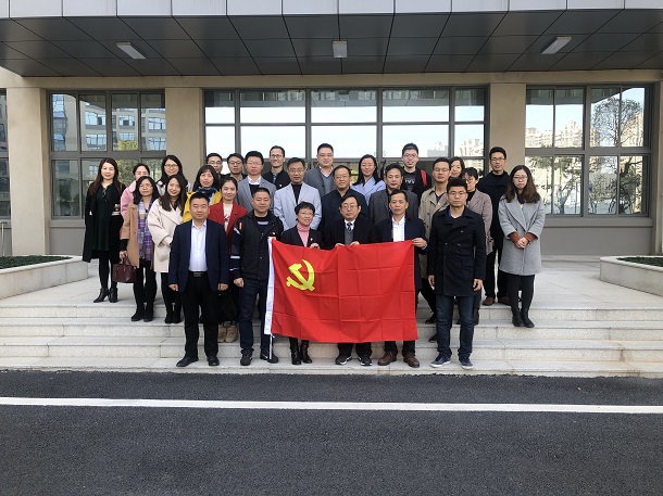 三个支部党员在厦 门稀土材料研究所 园区门口合影(尺寸已改).jpg