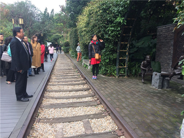 (思明区纪委同志 在“人生三道”组 雕——“公道”组雕前讲解).jpg